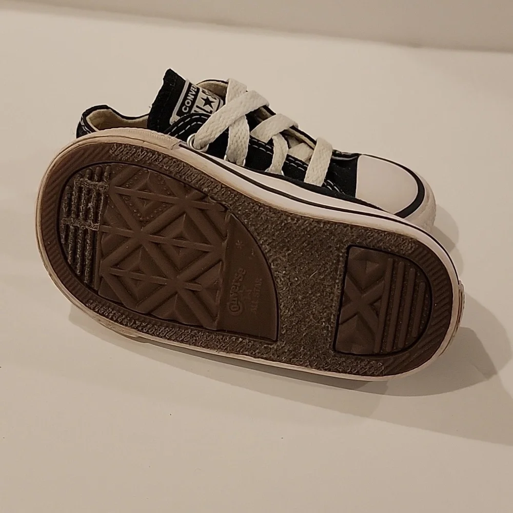 Converse low top kids baby size 5 black chuck Taylor sneakers